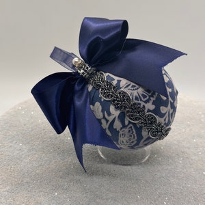 Blue ornament big ribbon paisley pattern