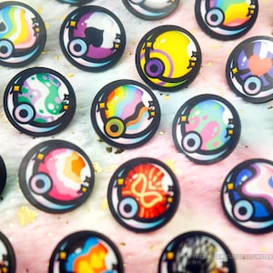 Pines de madera de Pokeball del Orgullo LGBTQIA+ con opciones personalizadas disponibles