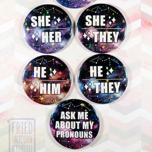 Pronomen holographische 2-Zoll-Buttons Pinbacks - Sie Then He Him She Her Fragen zu Pronomen