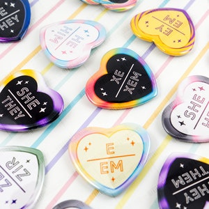 Anpassbare herzförmige LGBTQIA Queer Gender Identität Pin zurück Pride Pronomen und NeoPronomen Buttons - Hergestellt auf Bestellung, personalisierbar