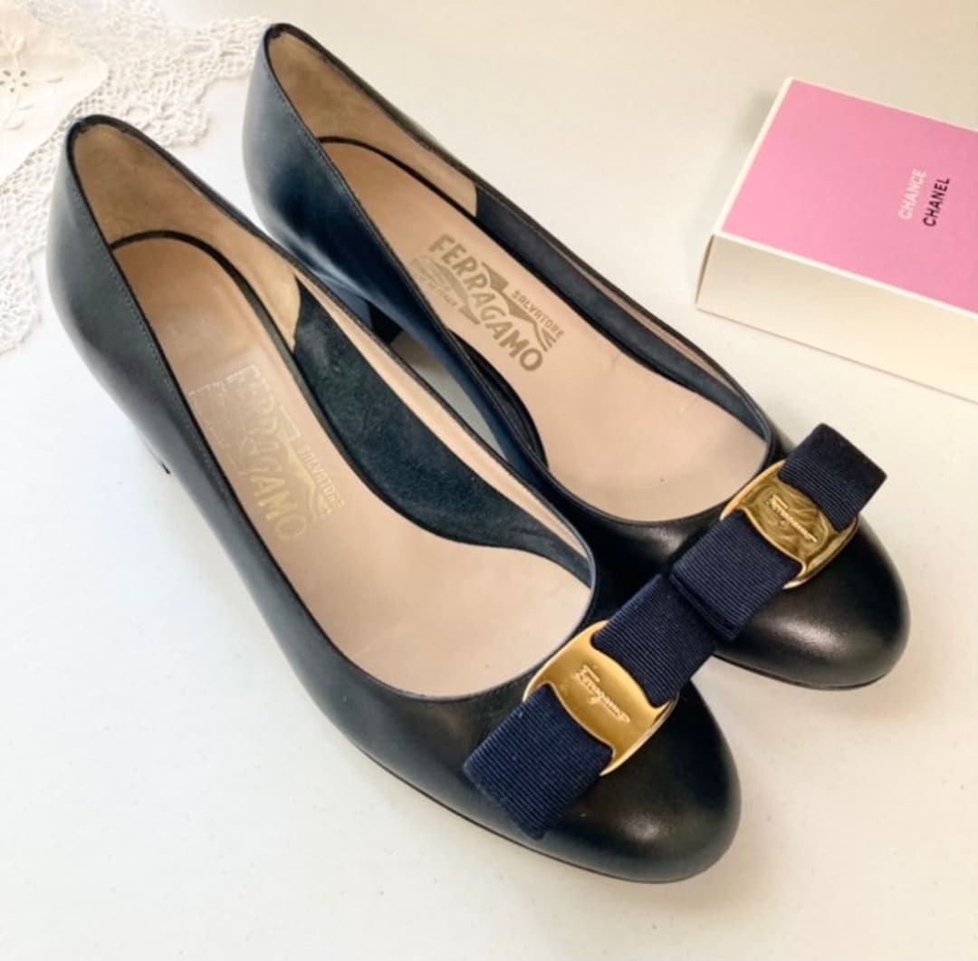Salvatore Ferragamo Vara Bow Pumps – Oxford Blue Leather