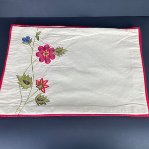 Red Embroidered Flower Placemats Set 4 Thanksgiving Dinner Party Vintage