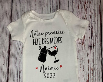 Customized baby bodysuit: Notre première fête des mères (in French), Baby's first Mother's Day (french)