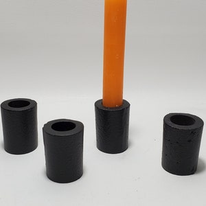 Gewone gietijzeren belkandelaar altaargereedschap in Spyrit metafysisch