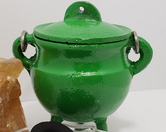 Calderone in ghisa verde Migliora la tua pratica spirituale con il nostro vivace calderone in ghisa verde, completo di coperchio abbinato.