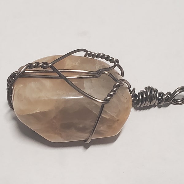 Moonstone Pendant,Their vibration is effective within the navel chakra to help with the emergence of fresh and novel ideas.Stone shop