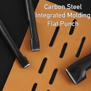 Puede incluir: Primer plano de herramientas de artesanía en cuero. La imagen muestra punzones planos de acero al carbono negro y un trozo de cuero marrón con recortes rectangulares. El texto de la imagen dice "Carbon Steel Integrated Molding Flat Punch."