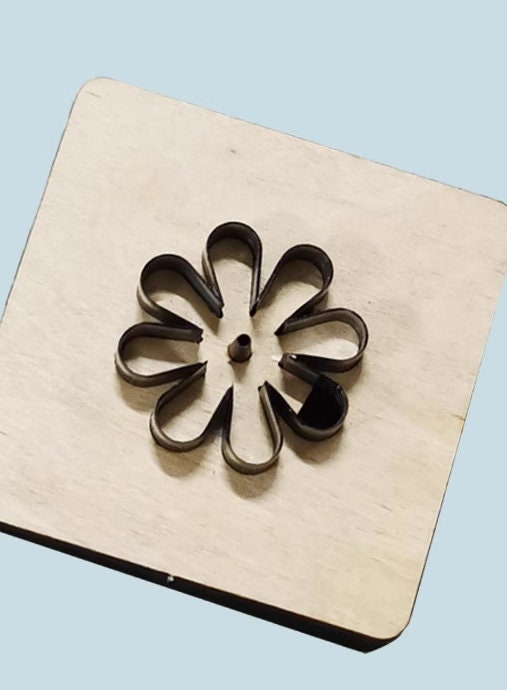 Stampo Per Tagliare La Pelle A Forma Di Fiore 30 Mm - Fustella Con Base In Legno E Taglierina Acciaio Carbonio Per Artigianato