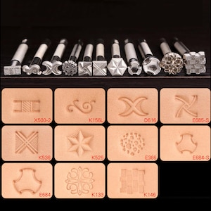 Może przedstawiać: Zestaw narzędzi do stemplowania skóry z różnymi wzorami dekoracyjnymi. Narzędzia mają metalowe głowice i drewniane uchwyty. Poniżej, próbki stemplowanej skóry prezentują wzory, w tym kształty geometryczne, gwiazdy i motywy kwiatowe. Obraz zawiera również kody produktów.