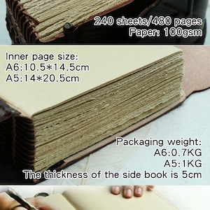 Pu&ograve; includere: Diario fatto a mano con pagine interne a bordo grezzo. Le dimensioni dell'album sono A6: 11x15cm e A5: 15x21cm. Le dimensioni delle pagine interne sono A6: 10,5x14,5cm e A5: 14x20,5cm. Contiene 240 fogli/480 pagine di carta da 100 g/m&sup2;. Lo spessore del libro &egrave; di 5cm.