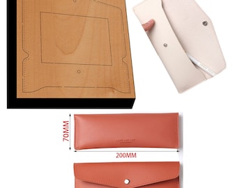 Peut inclure: Divers articles en cuir, dont une pochette beige clair et un portefeuille rouille. Le portefeuille mesure 20 cm de long et 7 cm de haut. Un gabarit de découpe en bois est également présenté, utilisé pour la fabrication d'articles en cuir.