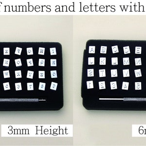 Puede incluir: Dos juegos de sellos de letras y n&uacute;meros met&aacute;licos con mango. Un juego tiene letras y n&uacute;meros de 3 mm de alto, y el otro de 6 mm. Los juegos est&aacute;n en bandejas de espuma negra con una herramienta de mango plateado.