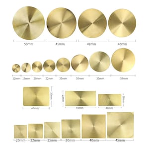 Puede incluir: Una colección de discos y rectángulos de latón de varios tamaños. Los discos circulares varían de 12 mm a 50 mm de diámetro. Las piezas rectangulares miden hasta 45 mm por 30 mm. Las medidas se muestran en milímetros.