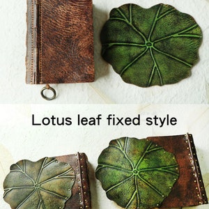 Pu&ograve; includere: L'immagine mostra due stili di diari rilegati in pelle con un design a foglia di loto. I diari sono marroni con dettagli metallici e una chiusura ad anello. La foglia di loto &egrave; verde. Il testo recita "Lotus leaf non fixed style" e "Lotus leaf fixed style".