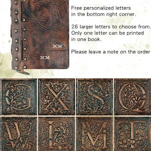 Pu&ograve; includere: Un diario in pelle marrone con dettagli in metallo e una chiusura. L'immagine mostra una selezione di lettere intagliate in modo intricato, ciascuna di 3 cm per 3 cm. Il testo indica che &egrave; possibile aggiungere lettere personalizzate.