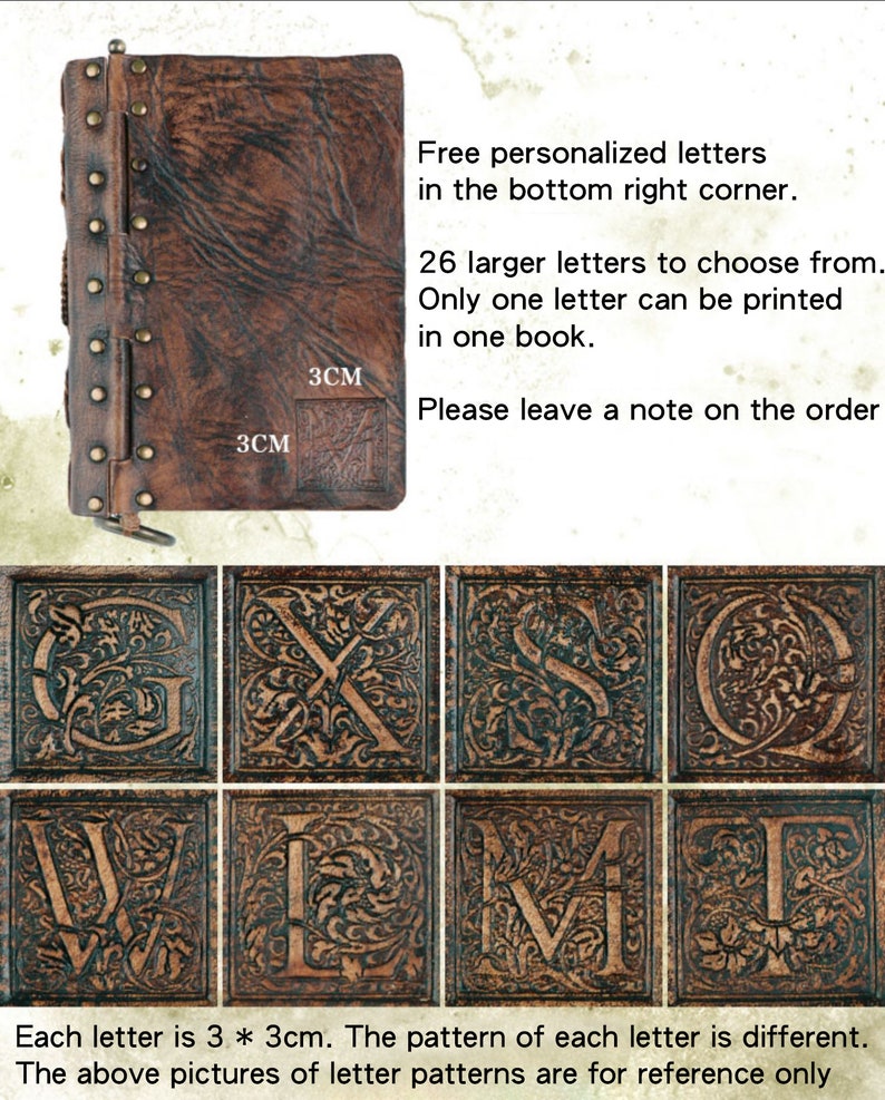Pu&ograve; includere: Un diario in pelle marrone con dettagli in metallo e una chiusura. L'immagine mostra una selezione di lettere intagliate in modo intricato, ciascuna di 3 cm per 3 cm. Il testo indica che &egrave; possibile aggiungere lettere personalizzate.