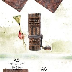 Pu&ograve; includere: Diari in pelle marrone in vari stili e dimensioni. L'immagine mostra un diario con rilegatura a chiodi, uno stile cucito a mano e formati A5 e A6. Il diario A5 misura 15 x 21 cm, e l'A6 misura 11 x 15 cm.