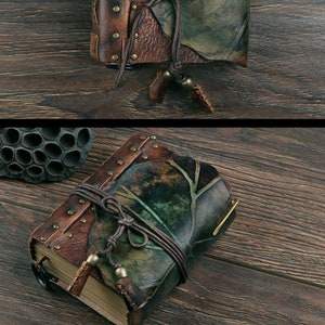 Pu&ograve; includere: Un diario in pelle fatto a mano con un design a foglia. Il diario &egrave; marrone con dettagli in ottone e una chiusura in pelle. La copertina presenta un design a foglia verde e marrone. Il testo "Deep coffee" &egrave; nell'immagine.