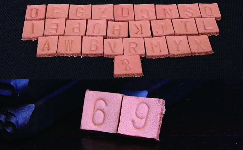Puede incluir: Una colecci&oacute;n de peque&ntilde;as baldosas cuadradas de cuero bronceado con letras y n&uacute;meros en relieve. La secci&oacute;n superior muestra el alfabeto, mientras que la inferior muestra los n&uacute;meros 6 y 9. Las baldosas est&aacute;n dispuestas sobre una superficie oscura.