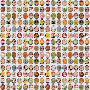 Peut inclure: Un fond blanc avec un motif répétitif de capsules de bouteilles vintage colorées. Les capsules de bouteilles présentent divers logos et designs, notamment Coca-Cola, Sprite, Mountain Dew et 7-Up.