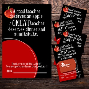 Puede incluir: Una tarjeta negra y roja con una manzana roja y el texto "Un buen maestro se merece una manzana. Un GRAN maestro se merece una cena y un batido." La tarjeta también incluye el texto "¡Gracias por todo lo que haces! ¡Eres apreciado más de lo que sabes!" y "DE:".