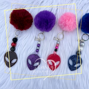 Alien Key Chain - Resin Alien Key Chain - UFO Lover Gift - Extraterrestrial Keychain - Keychain for Alien Lover - Extraterrestrial - Area 51