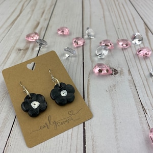 Boucles d’oreilles en perles d’argile polymère de fleur noire - Fleurs noires - Boucles d’oreilles en perles - Noir et blanc
