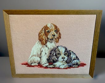 Preciosos Cocker Spaniels de punto de aguja/punto pequeño vintage. Enmarcado de 16,5” x 20,5”.