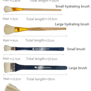 以下が含まれることがあります： 木製のハンドルと青いハンドルが付いた7本のペイントブラシのセット。ブラシは、円形描画ブラシ、オーバーグレーズカラーブラシ、小型保湿ブラシ、大型保湿ブラシ、小型ブラシ、大型ブラシ、ダストブラシなど、さまざまなサイズと形状があります。ブラシには、名前とセンチメートル単位の寸法がラベル付けされています。