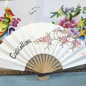 Personalisierter asiatischer Faltfächer mit individuellem Namen – Handbemalter Bambusfächer mit Blumenmuster – Dekorativer Fächer im chinesischen und japanischen Stil – Namensgeschenk