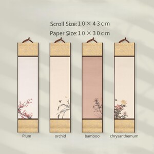 Op de afbeelding: Vier verticale rolschilderijen met bloemen- en plantillustraties. De rollen zijn beige en goudkleurig, met de tekst "Scroll Size: 10 x 43 cm" en "Paper Size: 10 x 30 cm". De schilderijen zijn gelabeld met "Plum", "orchid", "bamboo" en "chrysanthemum".
