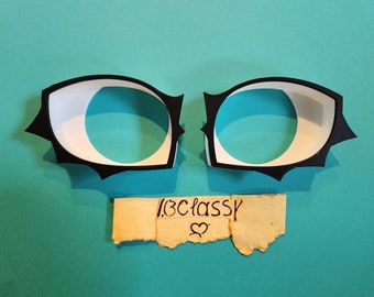 Könnte beinhalten: Zwei schwarze und weiße Papier-Augenformen mit gezackten Rändern. Die Augenformen befinden sich auf einem türkisfarbenen Hintergrund. Ein zerrissenes Stück Papier mit dem Text "#classy" und einem Herzsymbol befindet sich unter den Augenformen.
