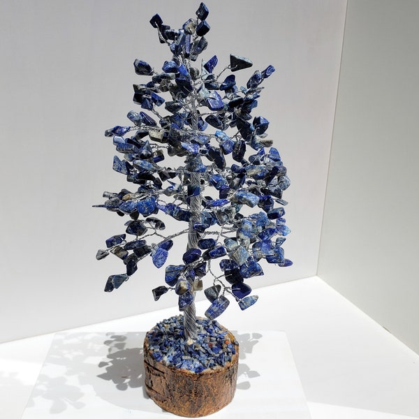 Lapislazzuli Blue Gemstone Tree su base di legno con filo d'argento o oro