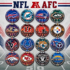 Könnte beinhalten: Eine Sammlung von sechzehn runden Buttons mit den Logos der NFL AFC-Teams. Jeder Button zeigt ein einzigartiges Team-Emblem vor einem lebendigen Hintergrund mit einer Stadtkulisse bei Sonnenuntergang. Oben steht der Text NFL A AFC in Fettdruck.