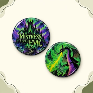 Op de afbeelding: Twee ronde buttons met kleurrijke illustraties. Eén button toont een donker kasteel met de tekst "Mistress of All Evil" in groene letters. De tweede button toont een zwarte draak die geel vuur spuwt.