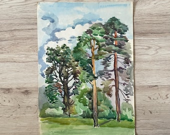 Könnte beinhalten: Aquarellmalerei einer Waldszene mit hohen Kiefern und üppigem grünen Laub. Das Kunstwerk zeigt einen blauen Himmel mit weichen Wolken und einen grasbewachsenen Vordergrund. Das Gemälde hat eine Vintage-Ästhetik.