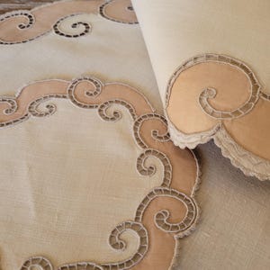 Set di 8 tovagliette rotonde vintage Marghab 'Open Scroll'.