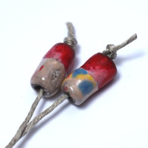 Cuentas de cerámica, dijes hechos a mano, suministros para aretes artesanales, componentes para aretes