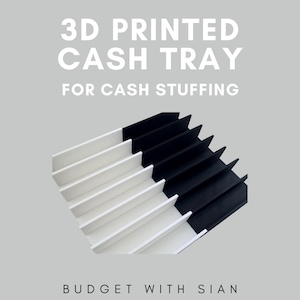 Może przedstawiać: Taca na gotówkę drukowana w 3D do wypełniania gotówką, z konstrukcją podzieloną na czarne i białe sekcje. Tekst "3D PRINTED CASH TRAY FOR CASH STUFFING" jest wyświetlany nad tacą, a pod spodem "BUDGET WITH SIAN".