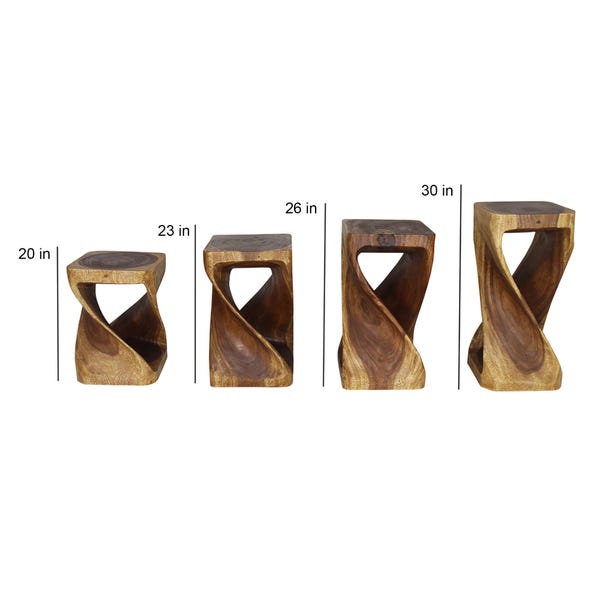 Mesitas auxiliares de madera talladas a mano Haussmann de 35,5 x 35,5 cm con acabado en nogal.