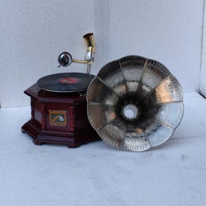 Vintage Phonograph - Classic Record Player - Timeless Home Decor -Collectible Music Device Elegant Antique Gramophone with Siver Horn