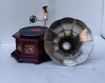 Gramófono antiguo con bocina de latón: tocadiscos coleccionable