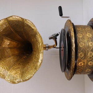 Timeless Antique Music Machine - Elegant Home Accent Classic Vintage Gramophone with Ornate Retro Phonograph Record Player golden horn
