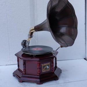 Retro Phonograph Record Player - Timeless Antique Music Machine - Elegant Home Accent Classic Vintage Gramophone with Ornate black Horn