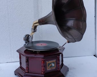 Gramófono de estilo vintage: tocadiscos con cuerno ornamentado