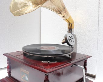 Gramófono antiguo con bocina de latón: tocadiscos coleccionable