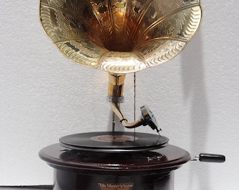 Gramófono antiguo con bocina de latón: tocadiscos coleccionable de 78 rpm