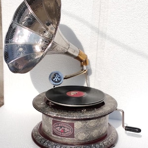 Retro Vintage Gramophone with Decorative Horn - Antique Phonograph Record Player - Unique Collectible Music Player - Stylish Home Decor