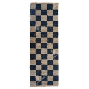 Puede incluir: Un corredor de alfombra de yute a cuadros en negro y beige. La alfombra est&aacute; tejida con un patr&oacute;n de tablero de ajedrez simple.