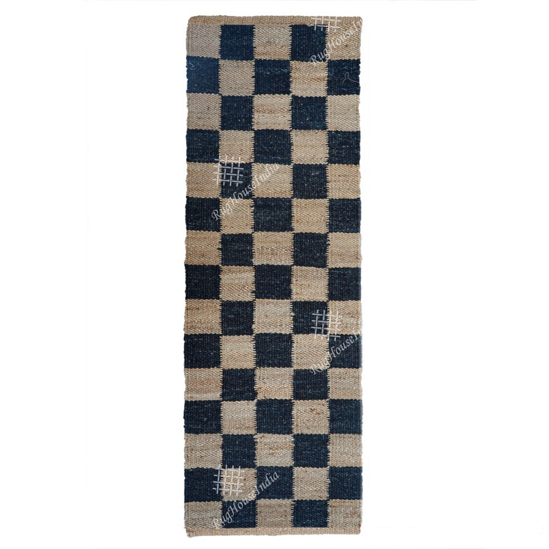 Puede incluir: Un corredor de alfombra de yute a cuadros en negro y beige. La alfombra est&aacute; tejida con un patr&oacute;n de tablero de ajedrez simple.